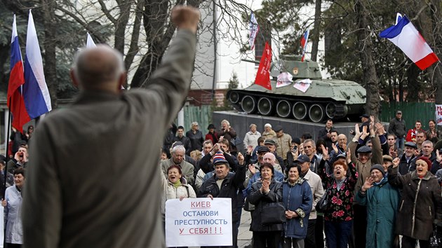 Prorusk demonstrace u vldn budovy v krymskm Simferopolu. (6. bezna 2014)