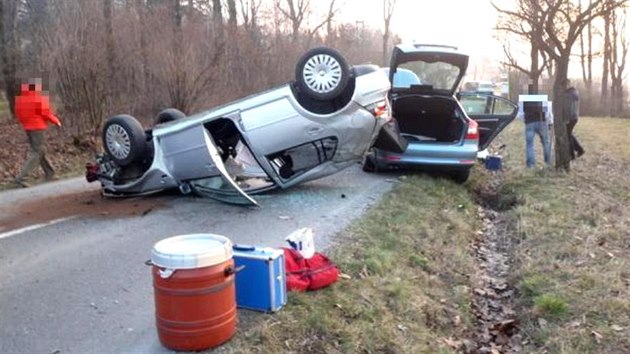 Po srce dvou voz u Metylovic na Frdecko-Mstecku se jeden z automobil pevrtil na stechu. (8. bezna 2014)