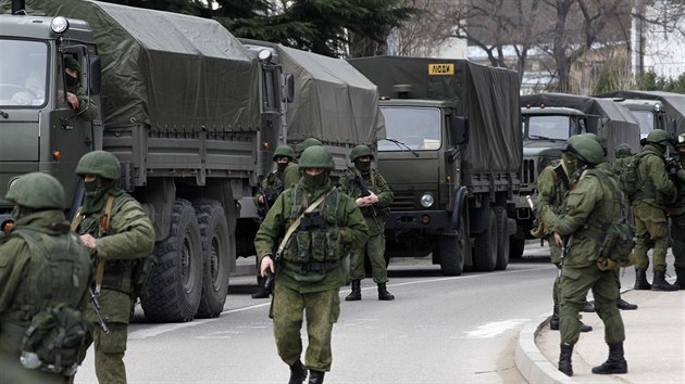 Vojáci čekají u ukrajinských hranic na Krymu.