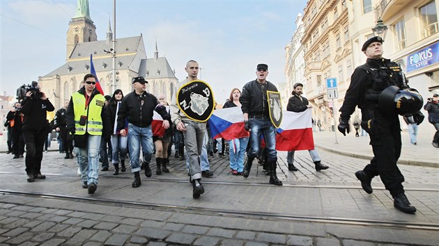 Do Plzn se sjeli radiklov, aby si sdlili na nmst sv mylenky a pot se hromadn proli za doprovodu policie a za skandovn  hesel po mst.