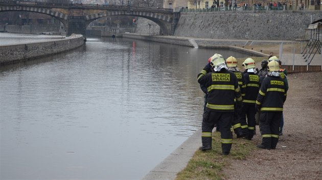Nedaleko Karlova mostu v Praze spadlo turistm voztko Segway do Vltavy.
