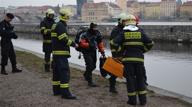Nedaleko Karlova mostu v Praze spadlo turistm voztko Segway do Vltavy.