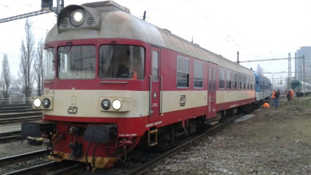 Na hlavnm ndra v Brn vykolejil osobn vlak se sto padesti cestujcmi.