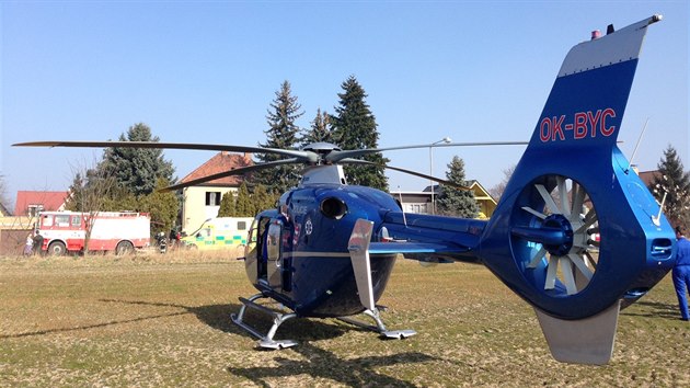 V Čelákovicích došlo k požáru a následně k výbuchu v rodinném domě. Pro jednoho zraněného přiletěl vrtulník.