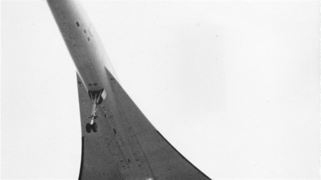 První prototyp Concorde před přistáním v Toulouse.