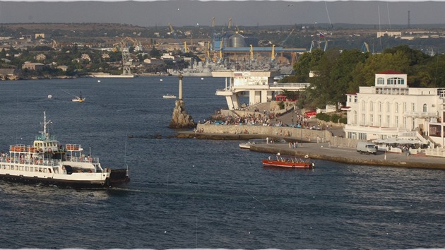 Sevastopol v roce 2007. To bylo ještě možné vydat se do přístavu na pronajaté loďce a zblízka si prohlédnout celou ruskou černomořskou flotu.