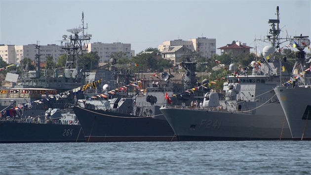 Vojensk lod v Sevastopolu v roce 2007. S oznaenm F 241 je vidt tureck fregata Turgutreis na nvtv v Sevastopolu.