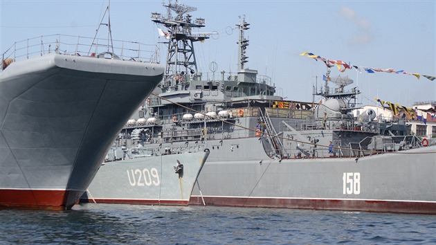 Zleva p ukrajinsk vyloovac lodi polskho typu Polnocny, dle vykukuje korveta Ternopil U209.