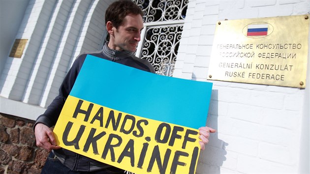 Před konzulát Brňané i Ukrajinci dorazili v neděli po druhé hodině odpoledne. Akce trvala asi hodinu.