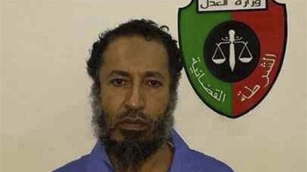 Syn Muammara Kaddfho Saad ve vzen v Tripolu bezprostedn po zadren, jet ped oholenm hlavy. (6. bezna 204)