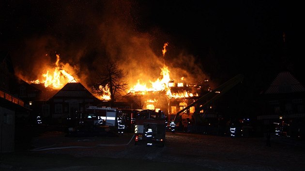 Rozsáhlý požár chaty Libušín v Beskydech. Stavba pochází od známého architekta Dušana Jurkoviče.