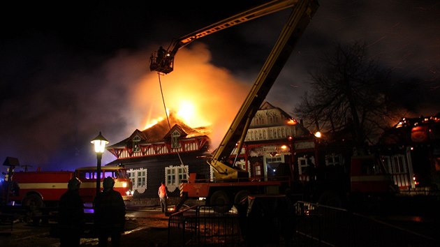 Libušín začal hořet krátce po půlnoci. Plameny, které pohltily střechu chaty, byly vidět v širokém okolí. Hasičům se je podařilo zlikvidovat během necelých tří hodin. (4. března 2014)