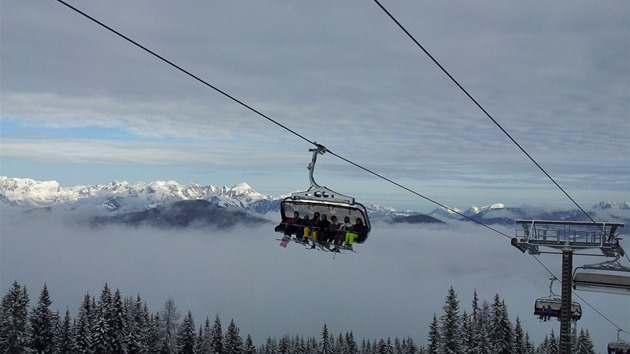 MEZI MLHOU A MRAKY. Alpsk panorama se vynoilo nad sjezdovkami ve Flachau.