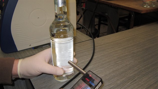 Takzvaný Ramanův spektrometr je mobilní zařízení, které odhalí methanol i přes obal, takže testovaná láhev se nemusí vůbec otevírat.