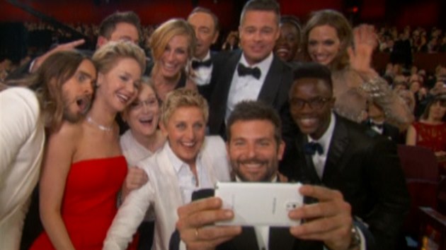 Takhle vznikla nejsdlenj fotka historie Twitteru  "selfie" hvzd z pedvn Oscar v beznu 2014.