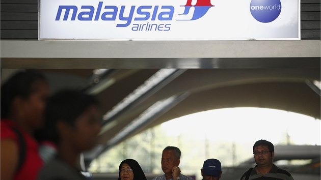 Příbuzní cestujících z letu MH370 na pekingském letišti (8. března 2014)