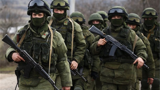 Neoznaen rut vojci pebraj kontrolu nad pohraninmi oblastmi mezi Ukrajinou a Krymem (9. bezna 2014)