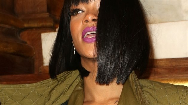 Rihanna si vyrazila v koženém saku, pod nímž neměla nic.