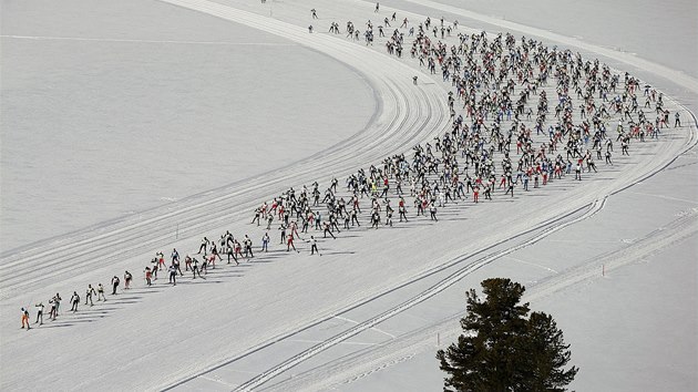 Momentka ze zvodu dlkovch bc na lych - Engadin skimarathonu ve vcarsku.