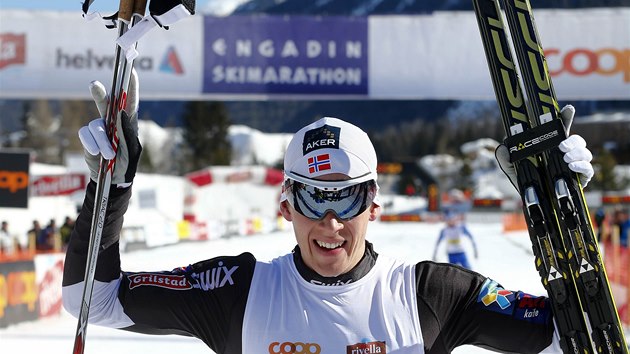 Anders Glersen se raduje z vtzstv v zvodu dlkovch bc na lych - Engadin skimarathonu ve vcarsku.