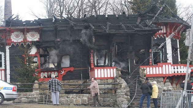 Co zbylo... Ze slavné Jurkovičovy chaty zůstalo po požáru jen torzo.