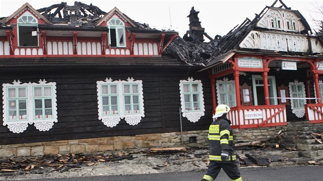 Hasiči dokázali zachránit jen část stavby, požár se ale díky jejich rychlému zásahu nerozšířil na sousední hotel Maměnka.