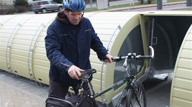 Cyklist� mohou box otev��t po vhozen� desetikoruny.