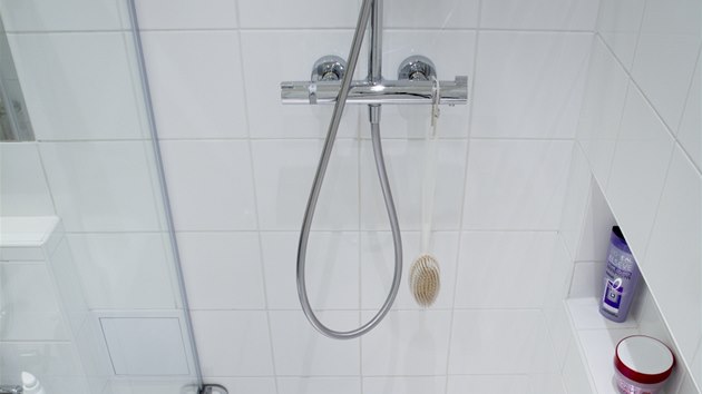 Termostatická baterie Hansgrohe Croma dovoluje přepínat ruční a hlavovou sprchu.