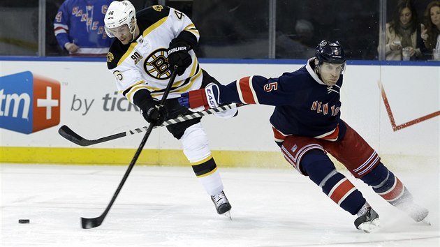 Bostonsk tonk David Krej (vlevo) odehrv puk ped Danem Girardim z New York Rangers.