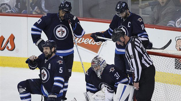 Brank Ondej Pavelec a jeho spoluhri z Winnipegu (zleva) Mark Stuart, Dustin Byfuglien a Andrew Ladd pot, co inkasovali gl v zpase s Los Angeles.