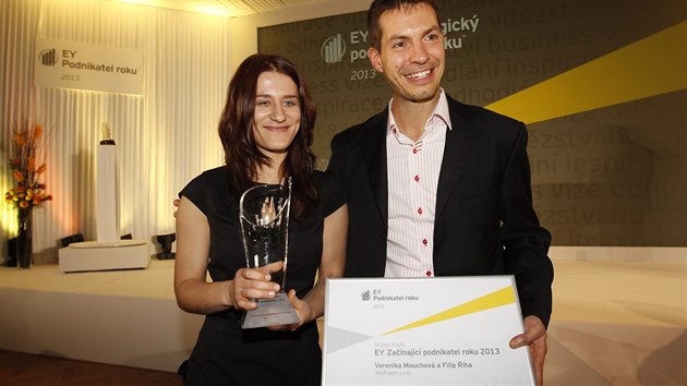 Podnikatel roku 2013. Vtzov kategorie zanajc podnikatel - Veronika Mouchov a Filip ha.
