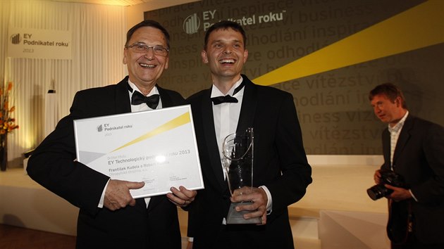 Podnikatel roku 2013. Vtzov kategorie Technologicky podnikatel Frantiek Kudela a Robert Kudela.