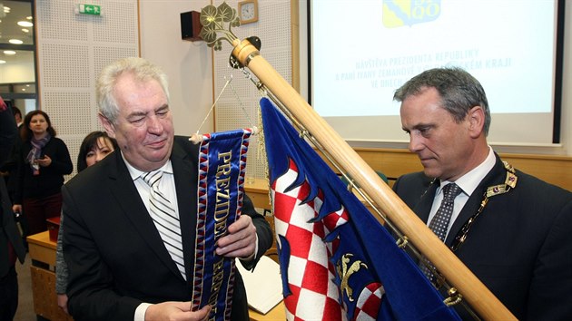 Prezident Miloš Zeman při první návštěvě Olomouckého kraje v březnu 2014 dekoroval vlajku na krajském úřadě, vpravo hejtman Jiří Rozbořil.