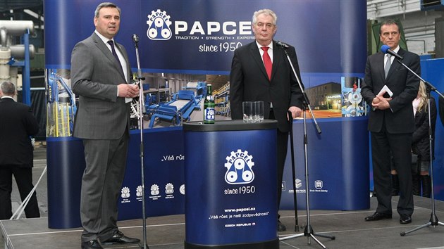 Prezident Miloš Zeman během návštěvy Olomouckého kraje v březnu 2014 zavítal i do litovelské firmy Papcel vyrábějící papírenské stroje (vpravo hejtman Jiří Rozbořil, vlevo vlastník Papcelu David Dostál).