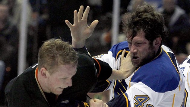 Corey Perry (vlevo) z Anaheimu se pere s Davidem Backesem ze St. Louis.