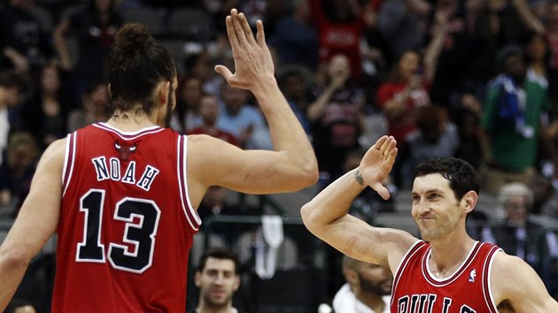 Joakim Noah a Kirk Hinrich z Chicaga