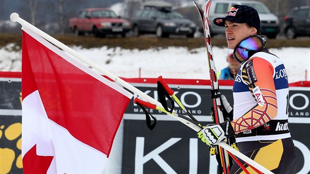 Erik Guay slav s kanadskou vlajkou svou vhru v zvod SP v Kvitfjellu.