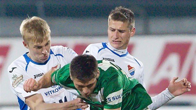 Jabloneck fotbalista Luk Tek (v zelenm) pad po souboji s ostravskm Michalem Fridrychem (vlevo).