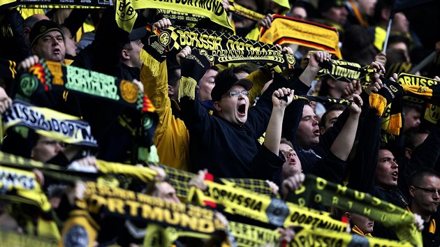 Fanouci Dortmundu mohutn podporuj bhem zpasu s Norimberkem.