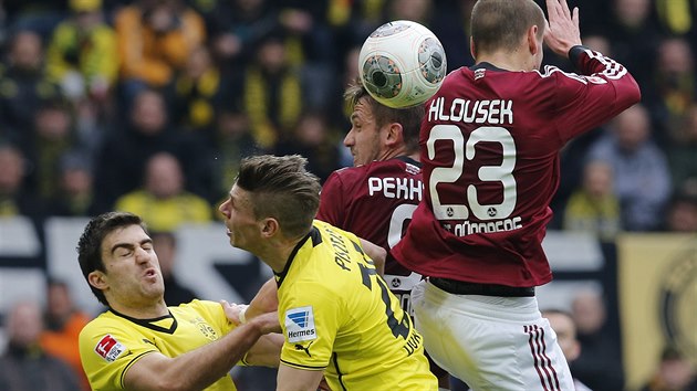 DVA NA DVA. Do boje o m se pustili na tomto snmku hned tyi hri a pesn polovina byli ei - zleva fotbalist Dortmundu Sokratis a Lukasz Piszczek, tonk Norimberku Tom Pekhart a zlonk tho klubu Adam Hlouek.