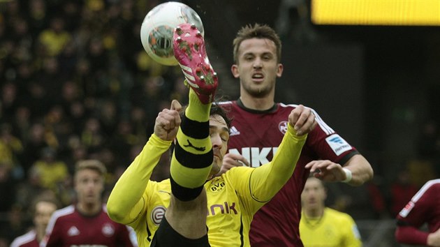 POKUS O NَKY. Akrobatick zakonen v utkn proti Norimberku zvolil krajn bek Dortmundu Mats Hummels.