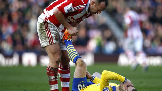 FAIR PLAY. Charlie Adam ze Stoke (vlevo) pomh zrannmu Jackovi Wilshereovi z Arsenalu.