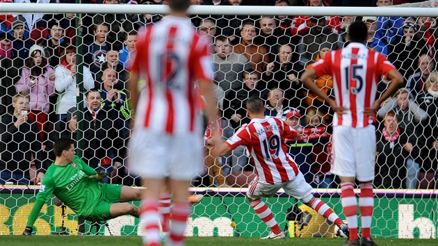 ARSENAL PROHRV... Kdy Jonathan Walters, zlonk Stoke City (uprosted), promnil v 76. minut penaltu, londnsk Arsenal prohrval 0:1.