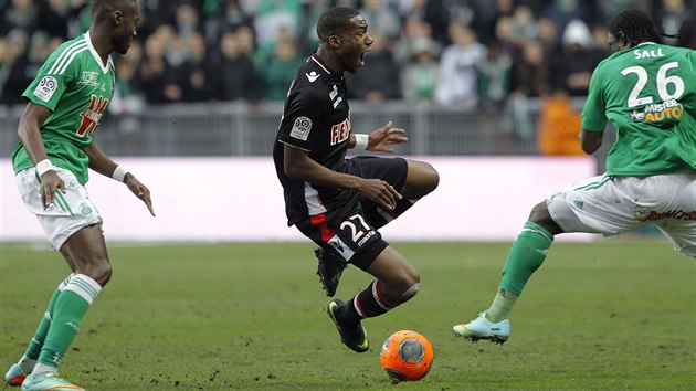 Geoffrey Kondogbia z Monaka (uprosted) mezi dvma hri St. Etienne