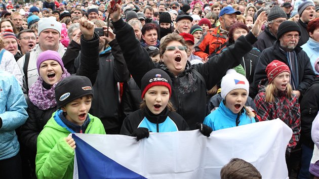 NRODN HRDOST. spchy rychlobruslaky Martiny Sblkov u lta vyvolvaj pocity hrdosti na eskou republiku - tak jako pi jejm vtn ve ru nad Szavou.