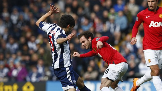 FAUL. Claudio Yacob (vlevo) z West Bromwiche fauluje Juana Matu v duelu s Manchesterem United.