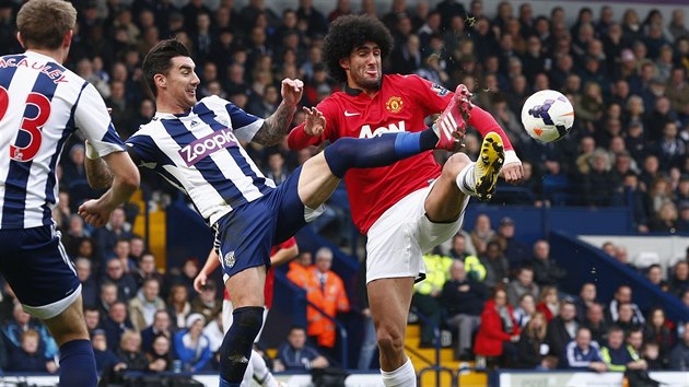 SOUBOJ. O m bojuje Liam Ridgewell (vlevo) z West Bromwiche s Marouanem Fellainim z Manchesteru United.