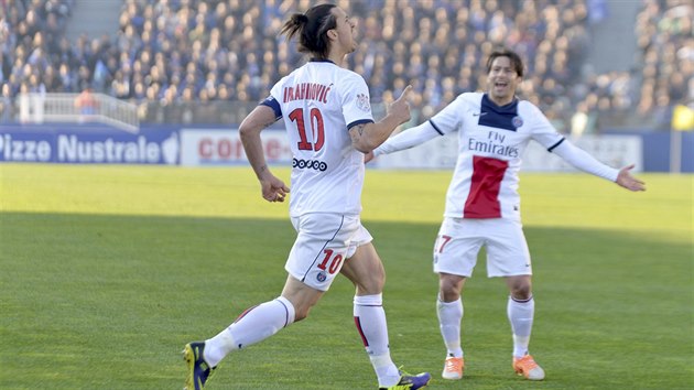 Zlatan Ibrahimovic z Paris St. Germain (vlevo) se stelecky prosadil proti Bastii, gratuluje mu Maxwell.