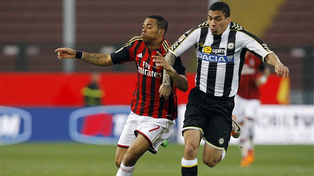 Allan Loureiro z Udine (vpravo) a Robinho z AC Milán se přetahují o lepší pozici pro útočnou zteč.