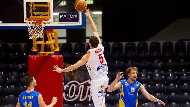 Momentka z basketbalovho duelu mezi Pardubicemi (bl) a Opavou